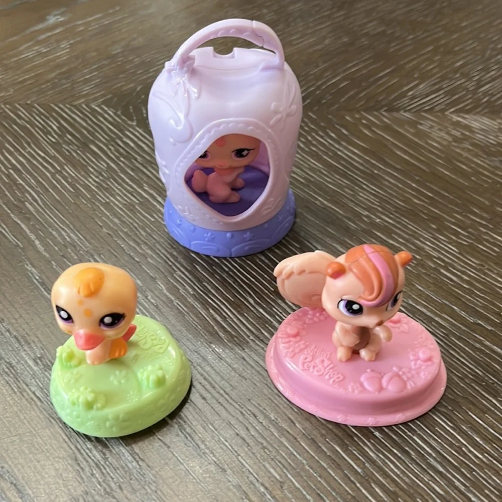 Hasbro made for McDonald’s happy meal figures of LITTLEST PET SHOP BUNDLE OF 3